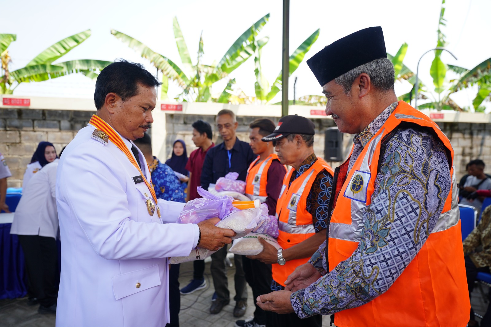 Foto 4 dari 10: Gelar Pembinaan Bagi Jukir Tepi Jalan, Wali Kota Ingatkan Jukir Harus Santun