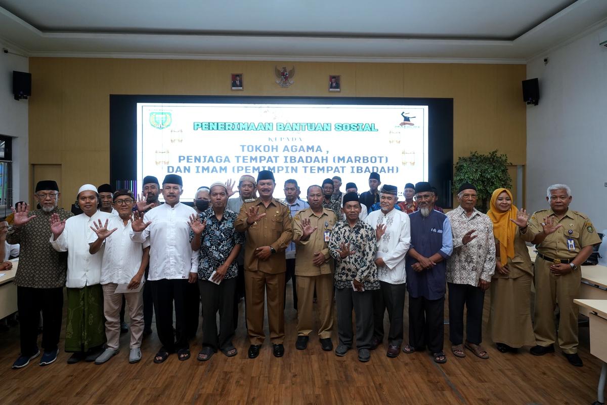 Salurkan Bansos Imam Masjid, Marbot, dan Tokoh Agama, Wali Kota: Mereka Berkontribusi Besar untuk Kota Kita