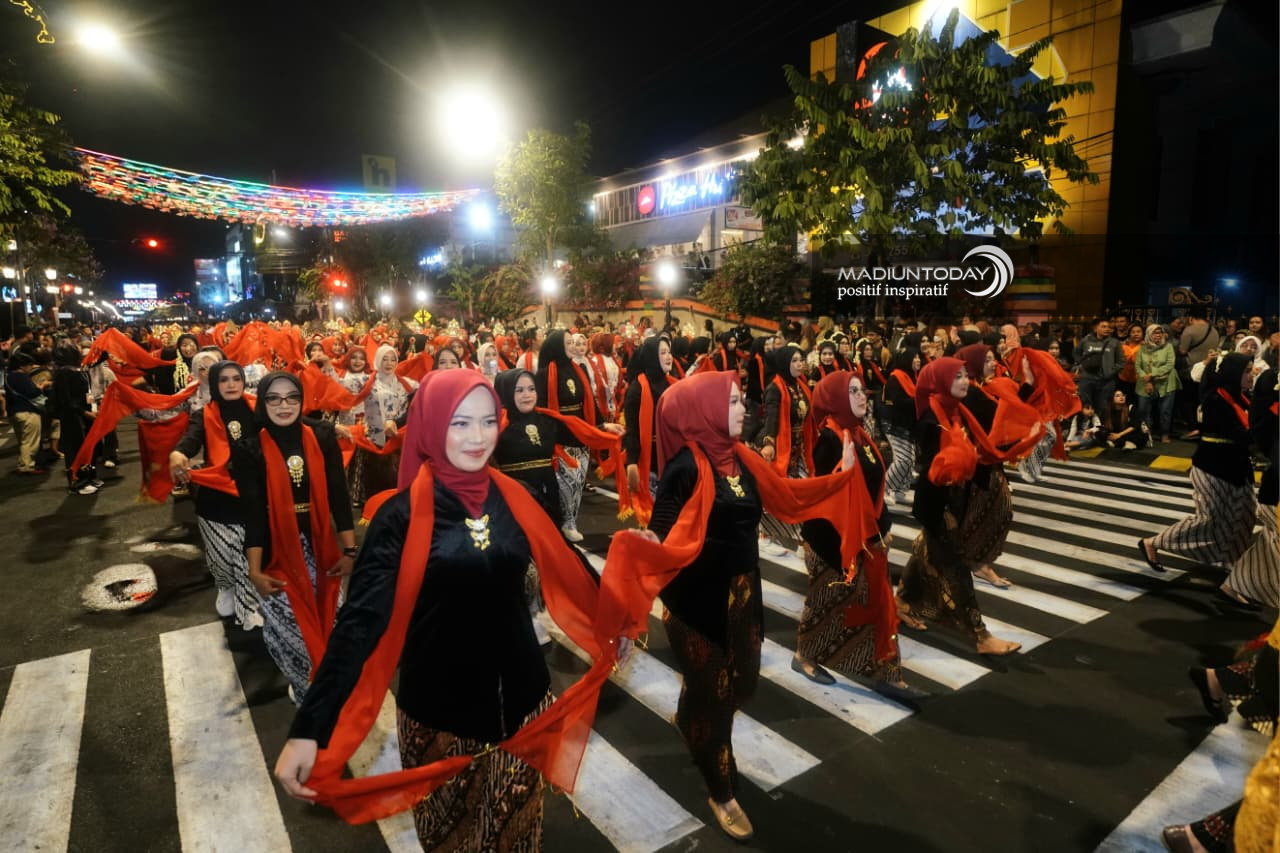 Foto 20 dari 29: 5.000 Peserta Madiun Menari Ukir Sejarah Kota, Sekaligus Jadi Bukti Cinta Masyarakat Untuk Daerahnya