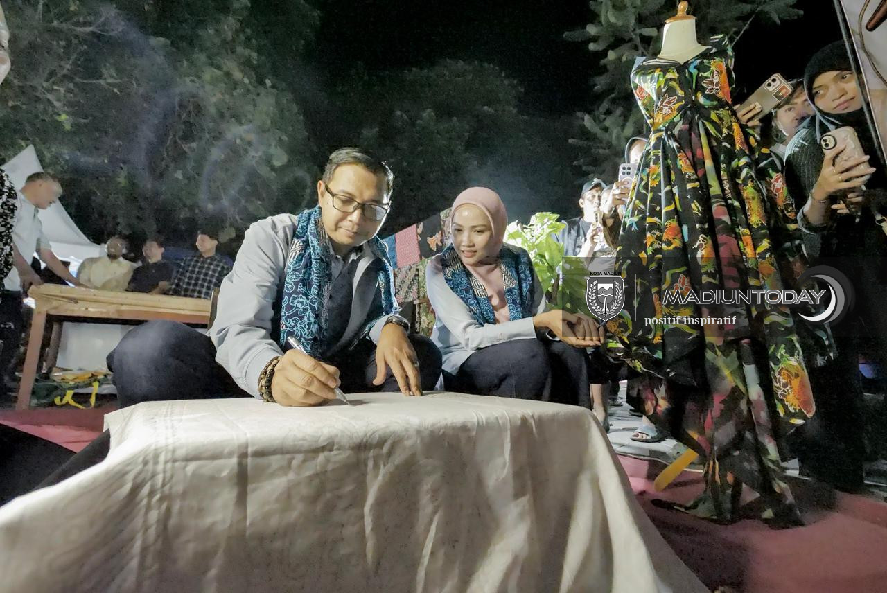 Foto 3 dari 10: Tak Hanya Sambang Warga, Plt Wali Kota Juga Serahkan Bantuan, Tabur Ikan, Membatik, Hingga Memasak saat WBR