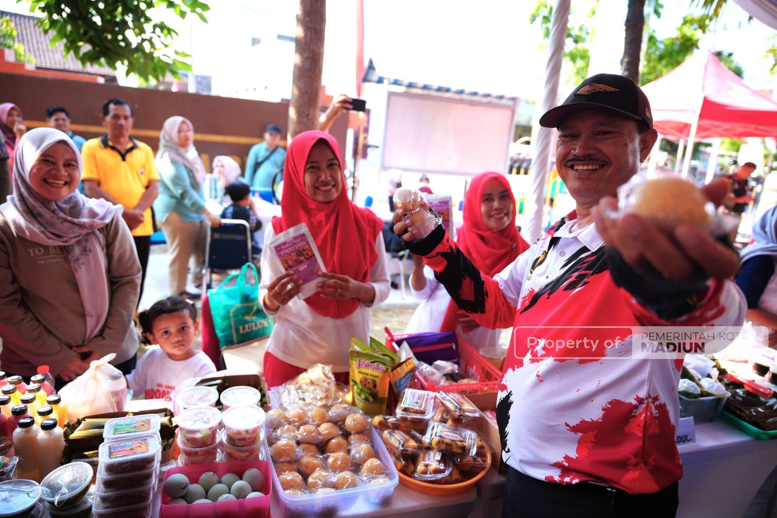 Foto 3 dari 8: Hadiri Senam dan Bazar UMKM Kecamatan Manguharjo, Wali Kota Harap Kegiatan Bisa Terus Dimunculkan