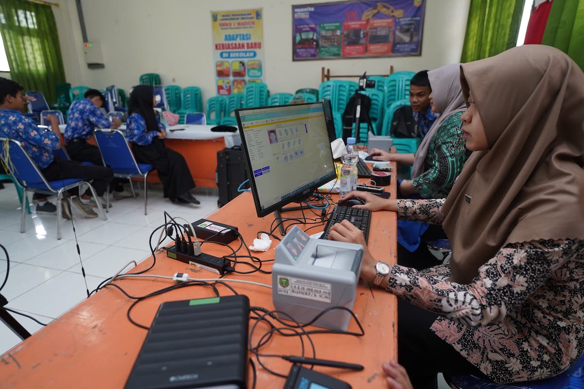Foto 4 dari 9: Agar Pemilih Pemula Bisa Salurkan Hak Suaranya, Dukcapil Rekam E-KTP Jemput Bola