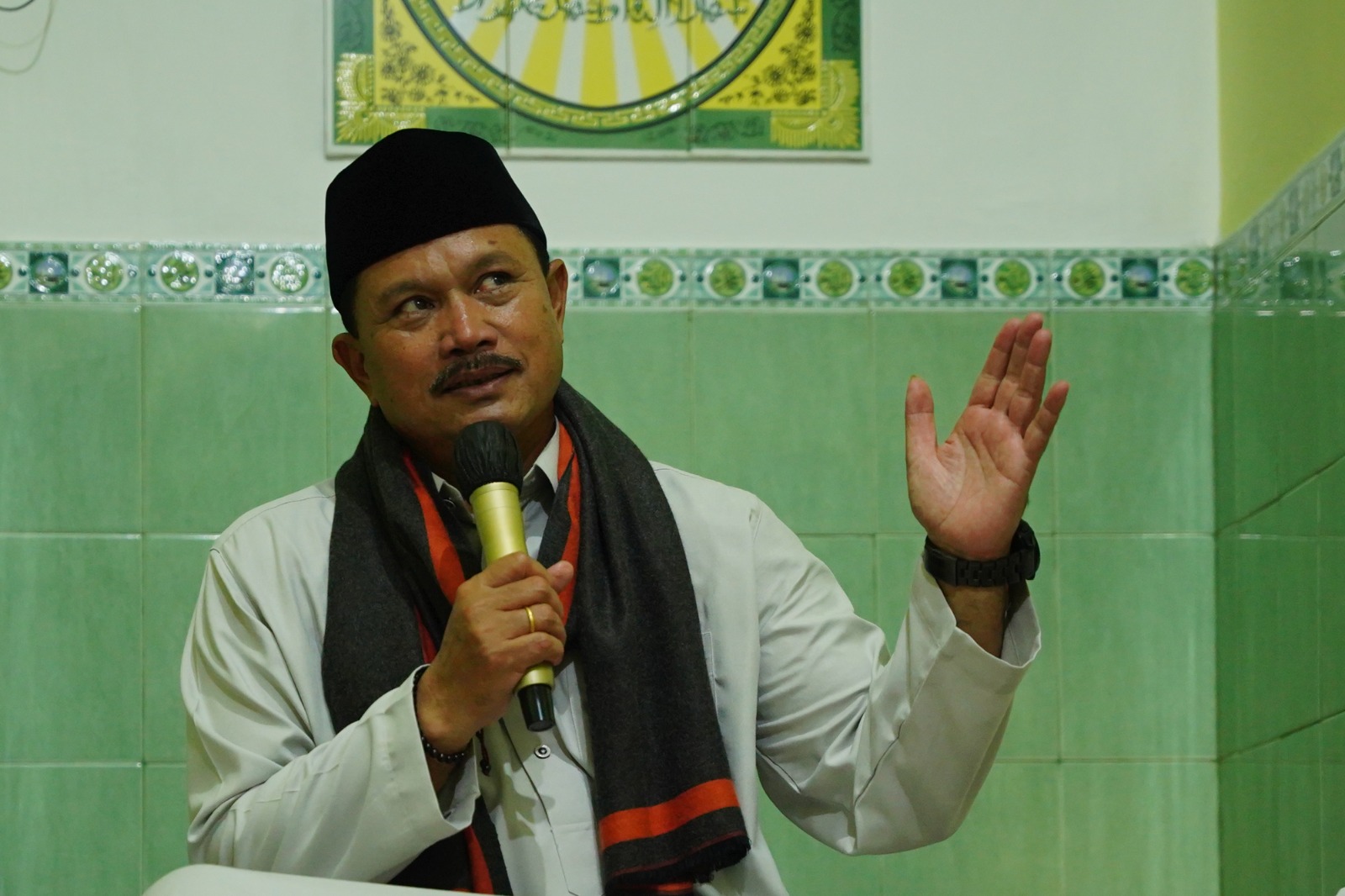 Foto 3 dari 10: Salat Isya di Musala Baitul Adzim gang Lodayan, Wali Kota Ajak Warga Makin Optimalkan Kawasan PRC
