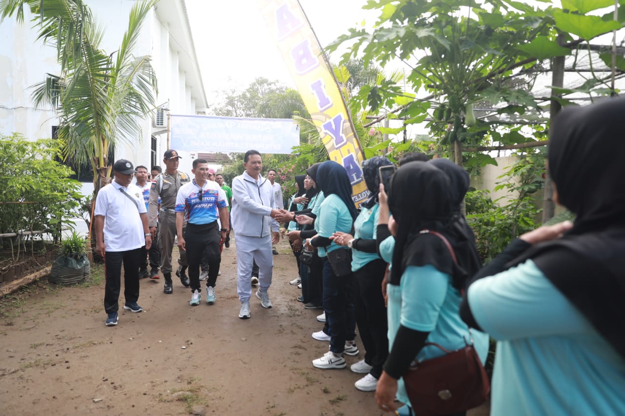 Foto 9 dari 14: Hadiri HUT Sabiya Volley Club, Wali Kota Beri Ucapan Selamat Dan Salurkan Santunan Bagi Warga Membutuhkan