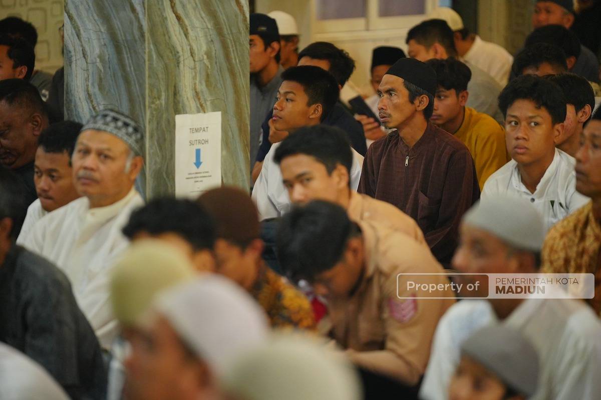 Foto 7 dari 9: Ada Ustaz Syafiq Riza Basalamah di Masjid Samsul Huda, Wali Kota Maidi Harap Sering Datang ke Kota Madiun