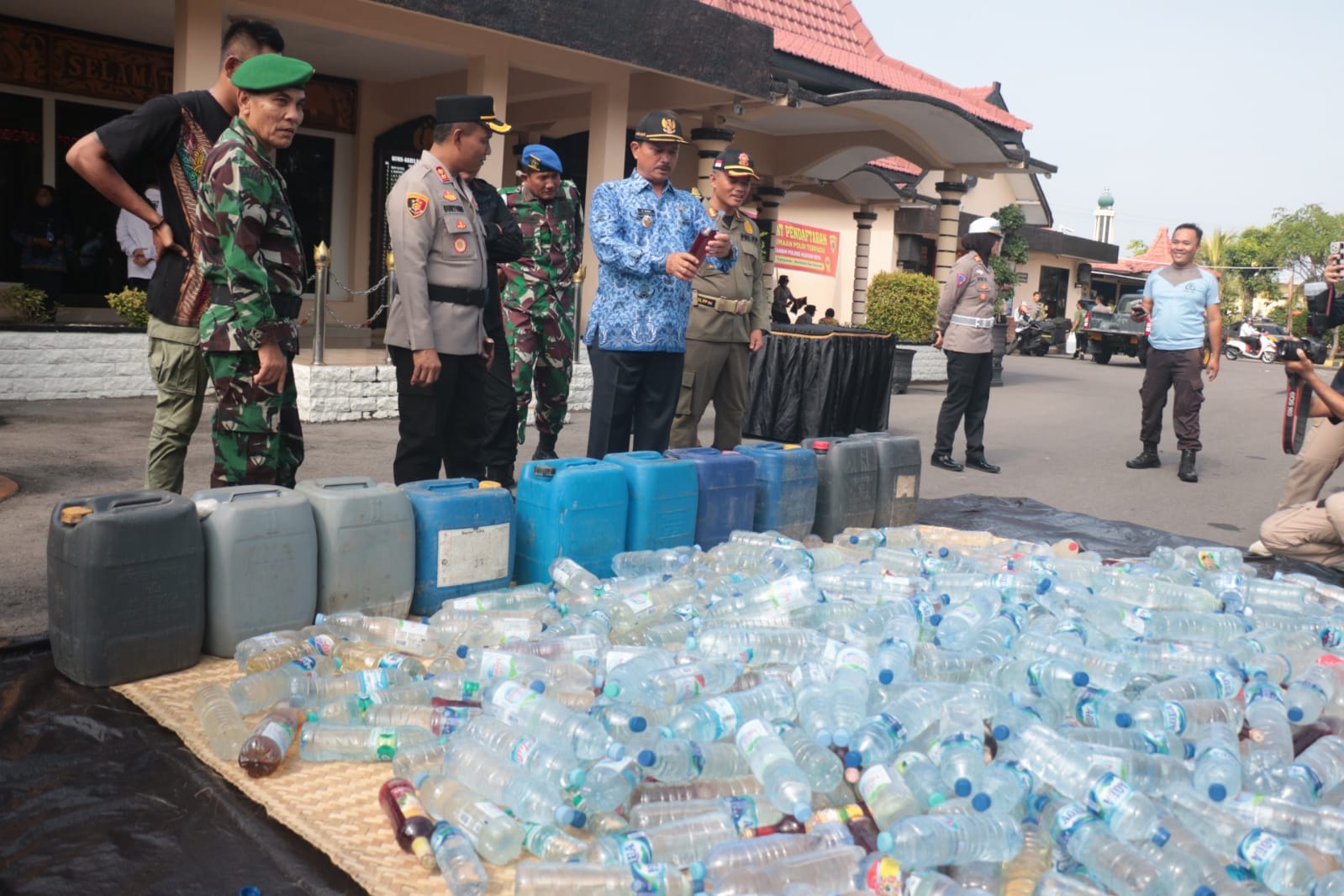 Foto 5 dari 10: Jaga Kondusifitas Lebaran, Polisi Musnahkan Miras Hingga Knalpot Brong Hasil Sitaan Selama Sepekan