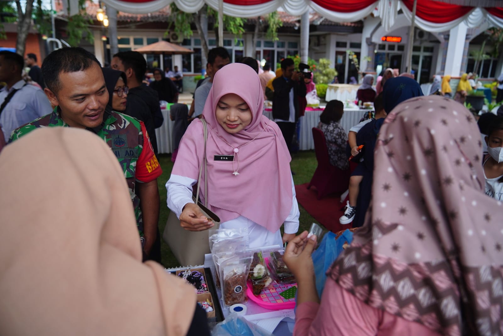 Foto 8 dari 10: Buka Bazar UMKM Di Manguharjo, Wali Kota Ajak Pengusaha Siap Sambut Pemudik