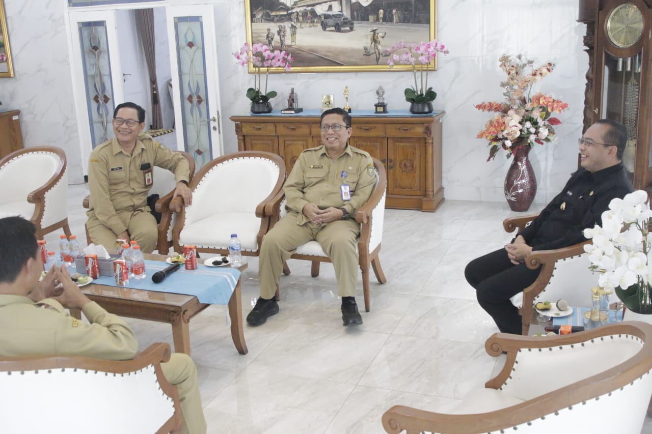 Foto 4 dari 11: Terima Dua Audiensi, Pj Wali Kota Bahas Pelantikan Pengurus Kwarcab Pramuka Hingga Proyek Strategis Pemkot Madiun