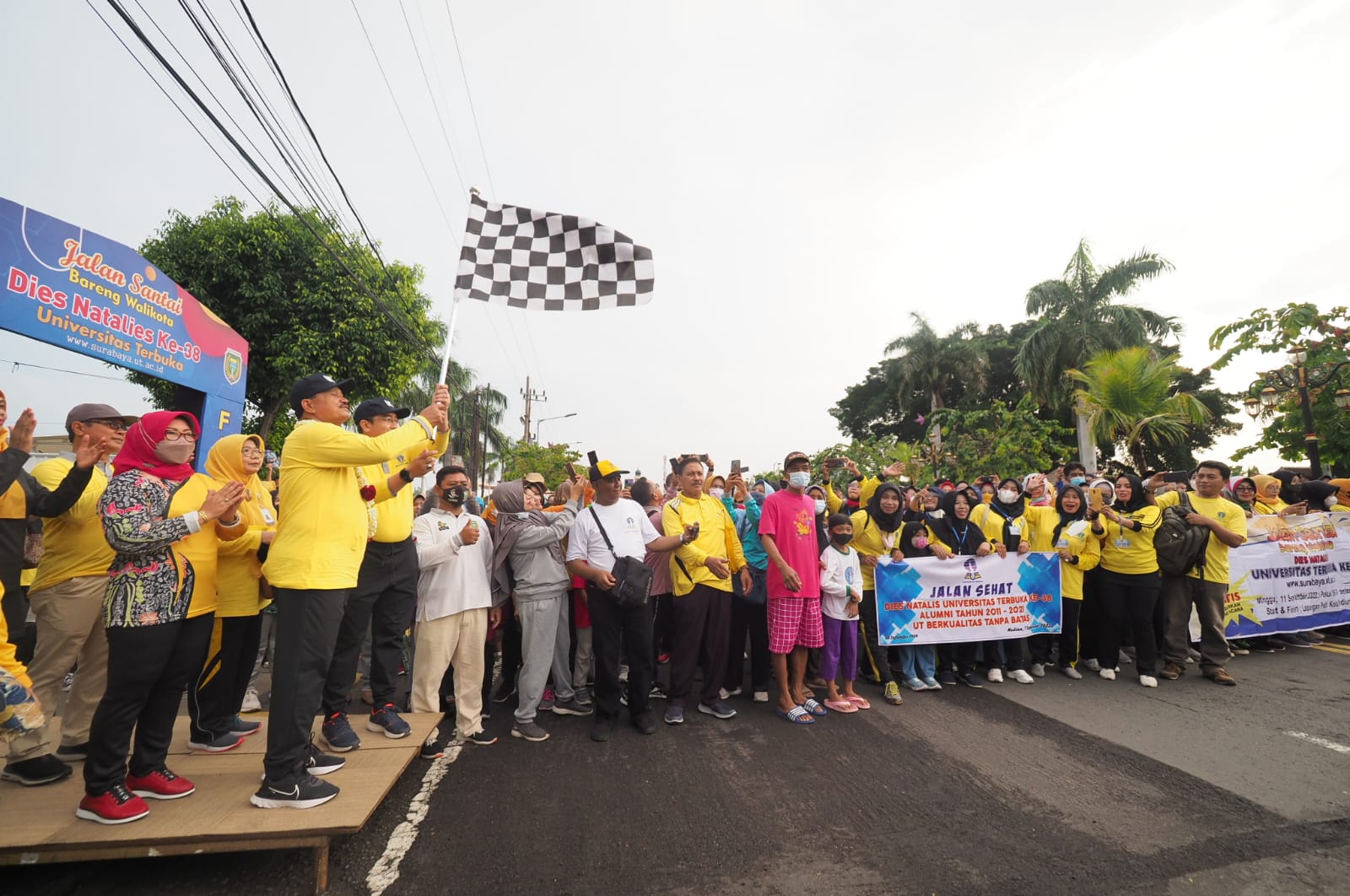 Foto utama berita: Jalan Santai Bersama Masyarakat, Wali Kota: Kota Akan Ramai