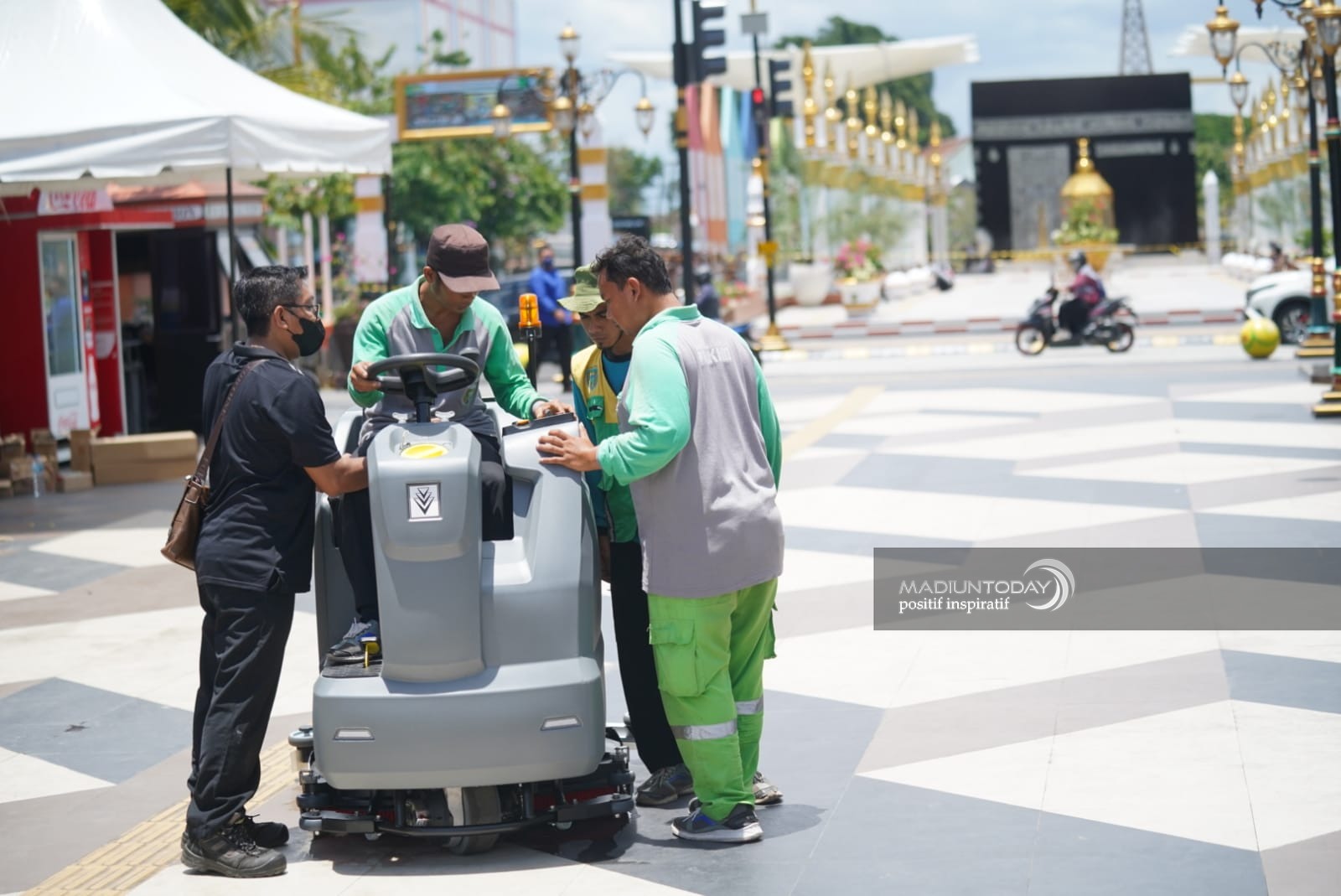Foto 4 dari 8: Tambah Mesin Pel Listrik, Pembersihan Kawasan Sumber Wangi dan PRC Jadi Lebih Efisien