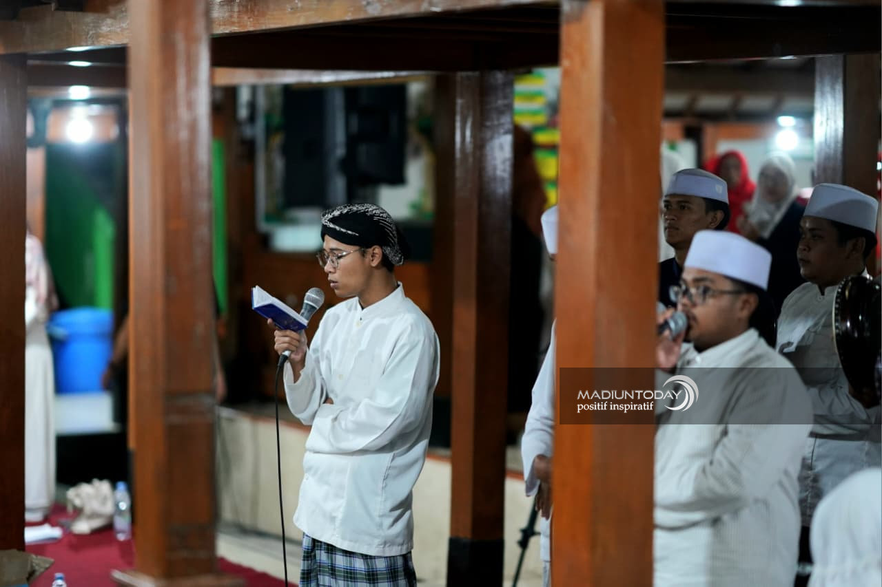 Foto 12 dari 33: Kesenian Klasik Gembrungan Hidupkan Malam Manggulan Grebeg Maulud Kota Pendekar