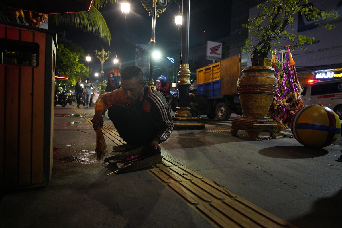 Foto 5 dari 6: Gercep! Petugas Kebersihan Bersihkan Sisa Sampah Malam Tahun Baru