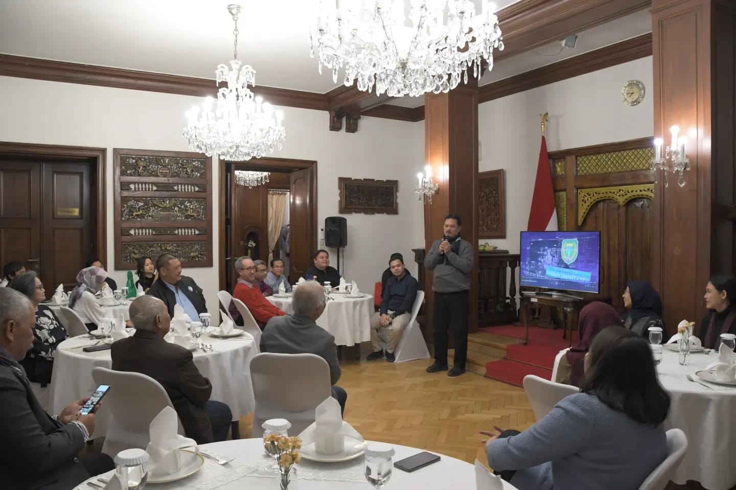 Foto 1 dari 8: Silaturahmi dengan Warga Indonesia di Praha, Wali Kota Juga Bernostalgia dengan Warga Madiun di Sana