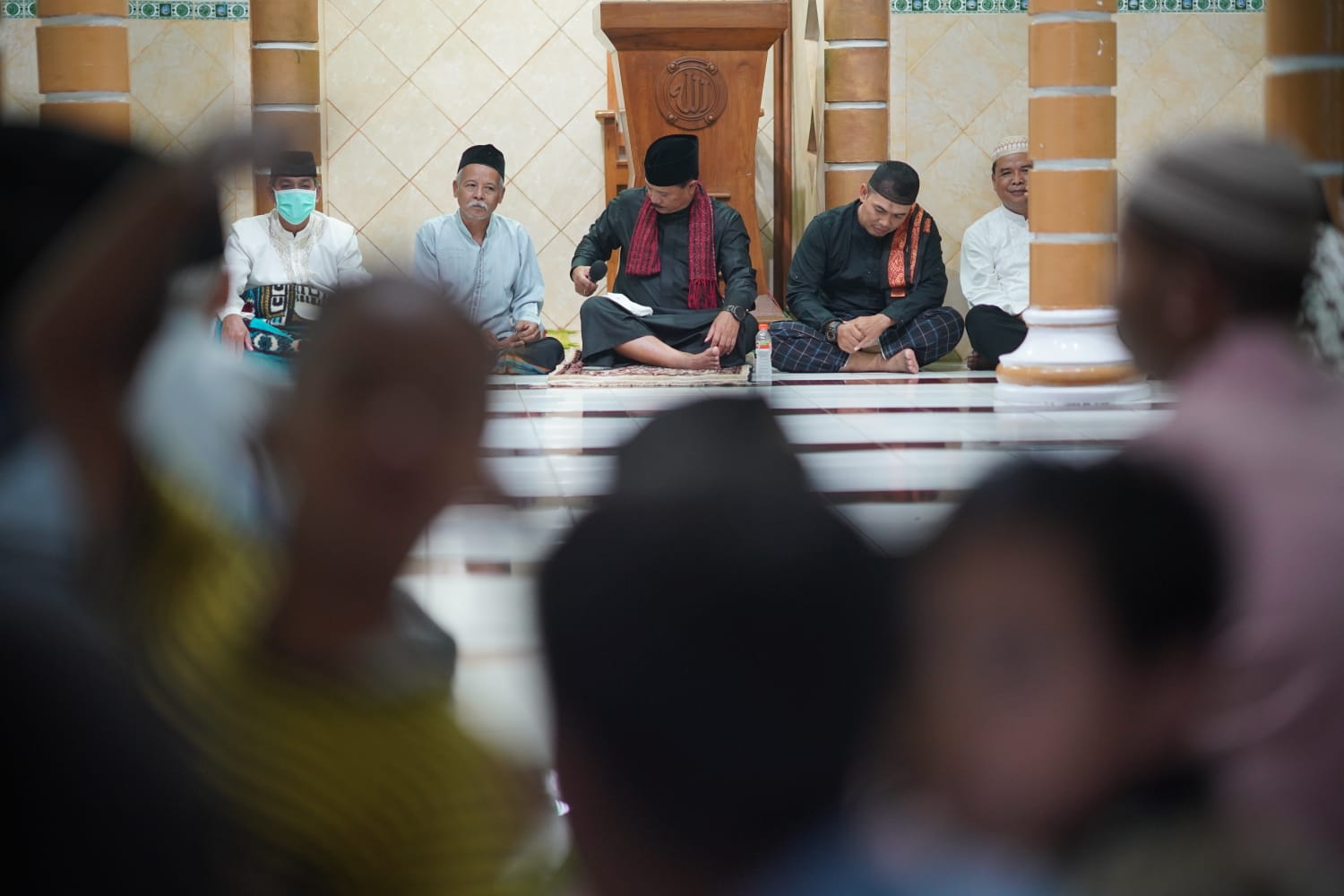Foto 4 dari 9: Salat Isya di Masjid Baiturohman Kelurahan Rejomulyo, Jamaah Minta Bantuan Rp 10 Juta, Wali Kota Kasih Rp 15 Juta