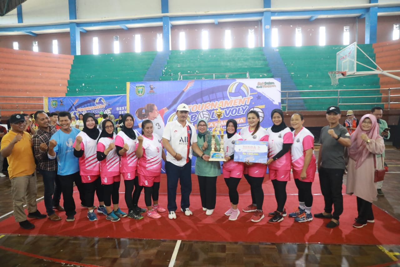 Foto 10 dari 13: Tutup Turnamen Bola Voli Antar Kelurahan, Wali Kota Bari Apresiasi Kepada Para Pemenang