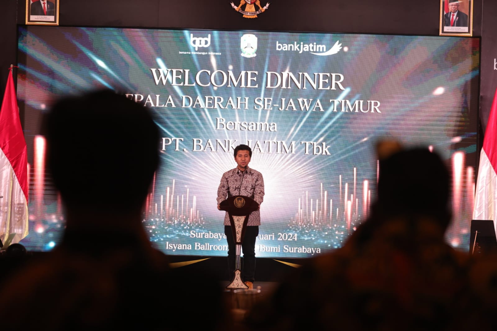 Foto 3 dari 9: Bersama Wagub Emil Dardak, Wali Kota Madiun Hadiri Gala Dinner RUPS Bank Jatim