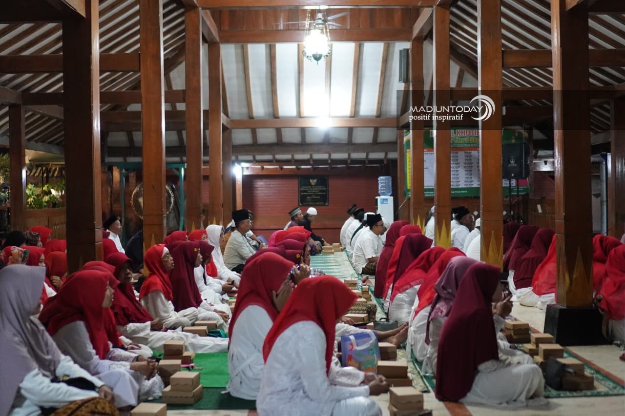 Foto 27 dari 33: Kesenian Klasik Gembrungan Hidupkan Malam Manggulan Grebeg Maulud Kota Pendekar