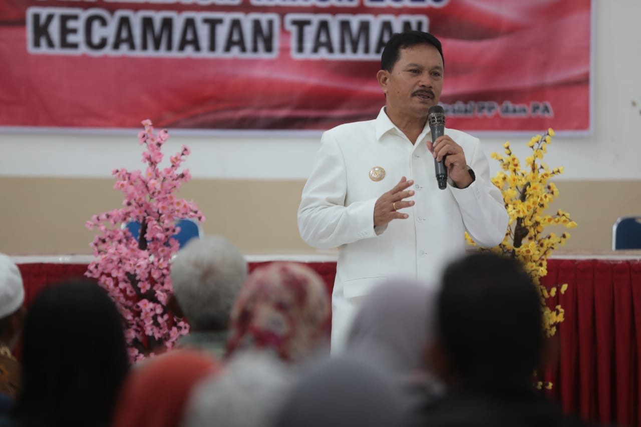 Foto 1 dari 7: Tinjau Penyaluran BLTD di Demangan, Wali Kota: Salah Satu Upaya Menekan Angka Kemiskinan