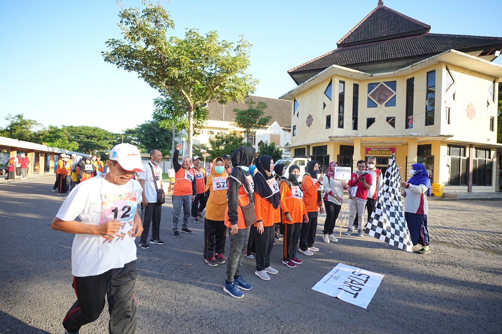 Foto 9 dari 10: 155 Calon Jamaah Haji Kota Madiun Jalani Tes Kebugaraan