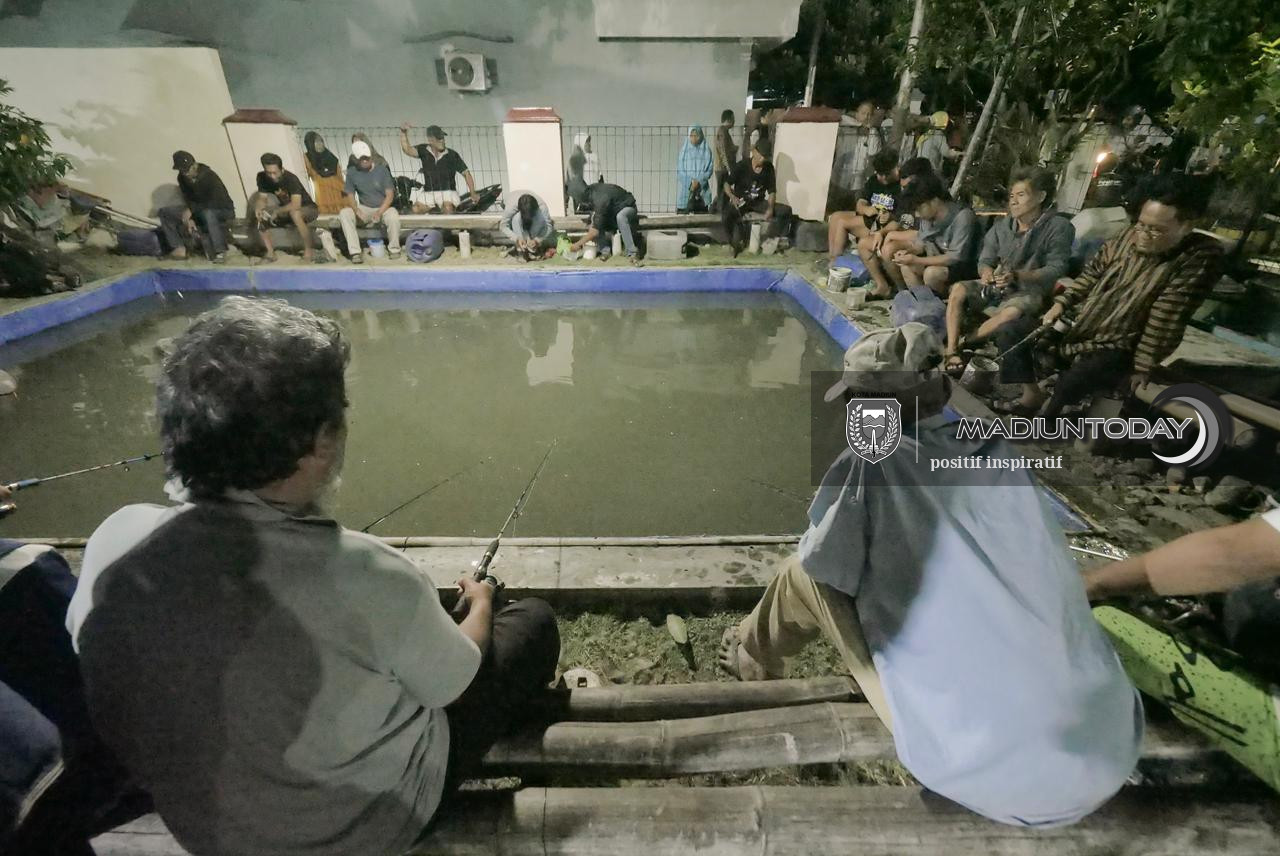 Foto 6 dari 10: Tak Hanya Sambang Warga, Plt Wali Kota Juga Serahkan Bantuan, Tabur Ikan, Membatik, Hingga Memasak saat WBR