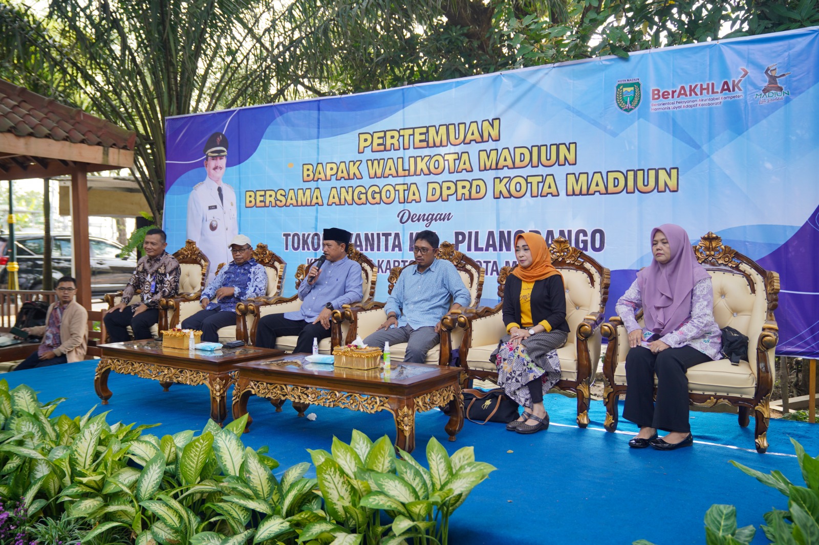 Foto 1 dari 14: Hadiri Pertemuan Dengan DPRD Bersama Warga, Wali Kota Beberkan Upaya Peningkatan Pendidikan