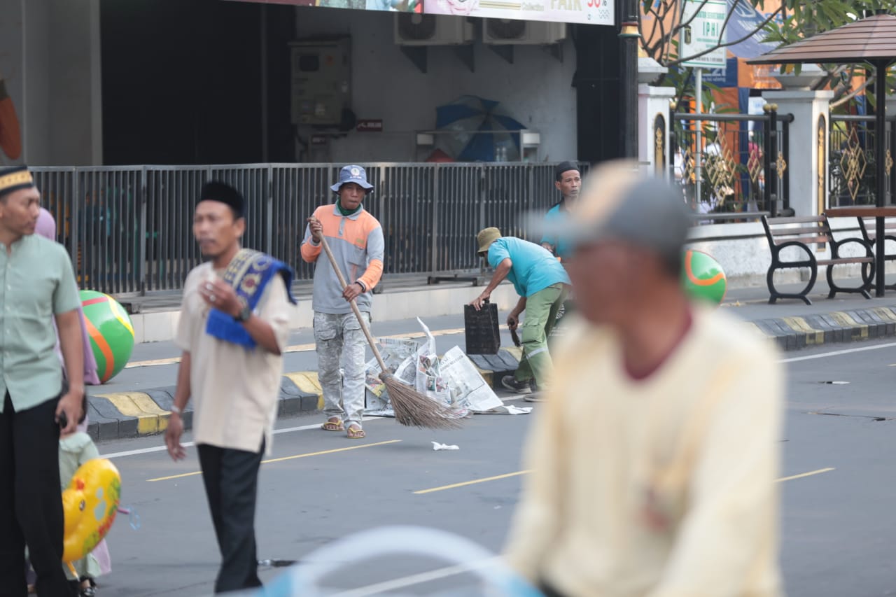 Foto 3 dari 8: Tak Kenal Libur, Petugas Kebersihan DLH Bersihkan Sampah Pasca Salat Ied