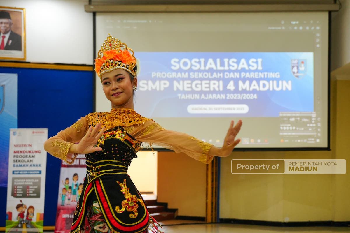 Foto 5 dari 8: Hadiri Sosialisasi Program SMPN 4 Kota Madiun, Wali Kota: Kita Harus Siapkan Generasi Emas 2045 Mulai Sekarang