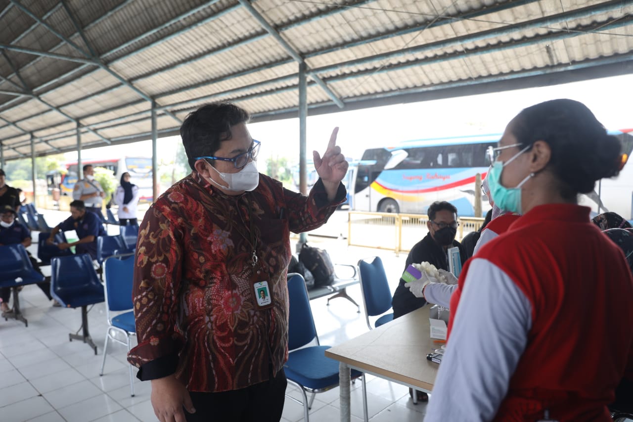 Foto 8 dari 10: Pantau Pemeriksaan Penyakit Paru Obstruksi Kronik Dinkes PPKB Di Terminal, Kemenkes Imbau Masyarakat Jauhi Asap Rokok