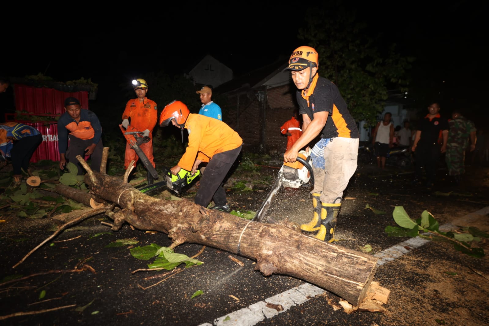 Foto 3 dari 22: Kota Madiun Diterjang Puting Beliung, Petugas Respon Cepat Bersihkan Area Terdampak