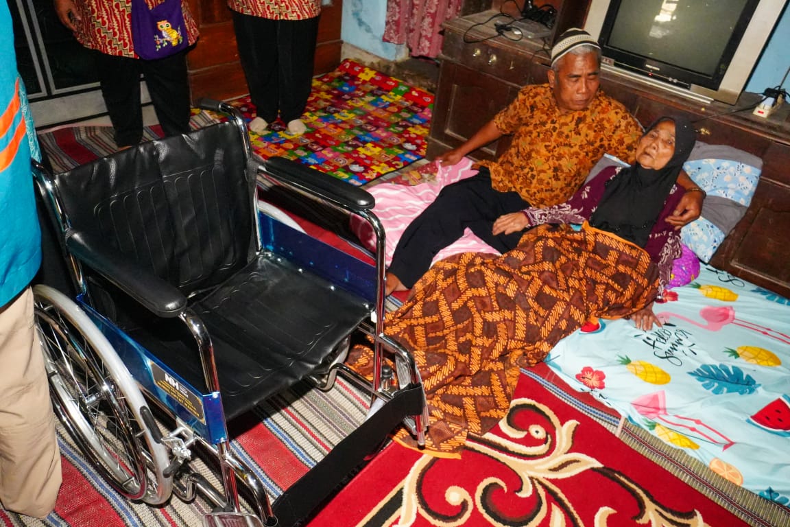 Foto 2 dari 7: Tiga Tahun Ngebrok, Miasih Senang Ibunya Dapat Bantuan Kursi Roda Dari Wali Kota