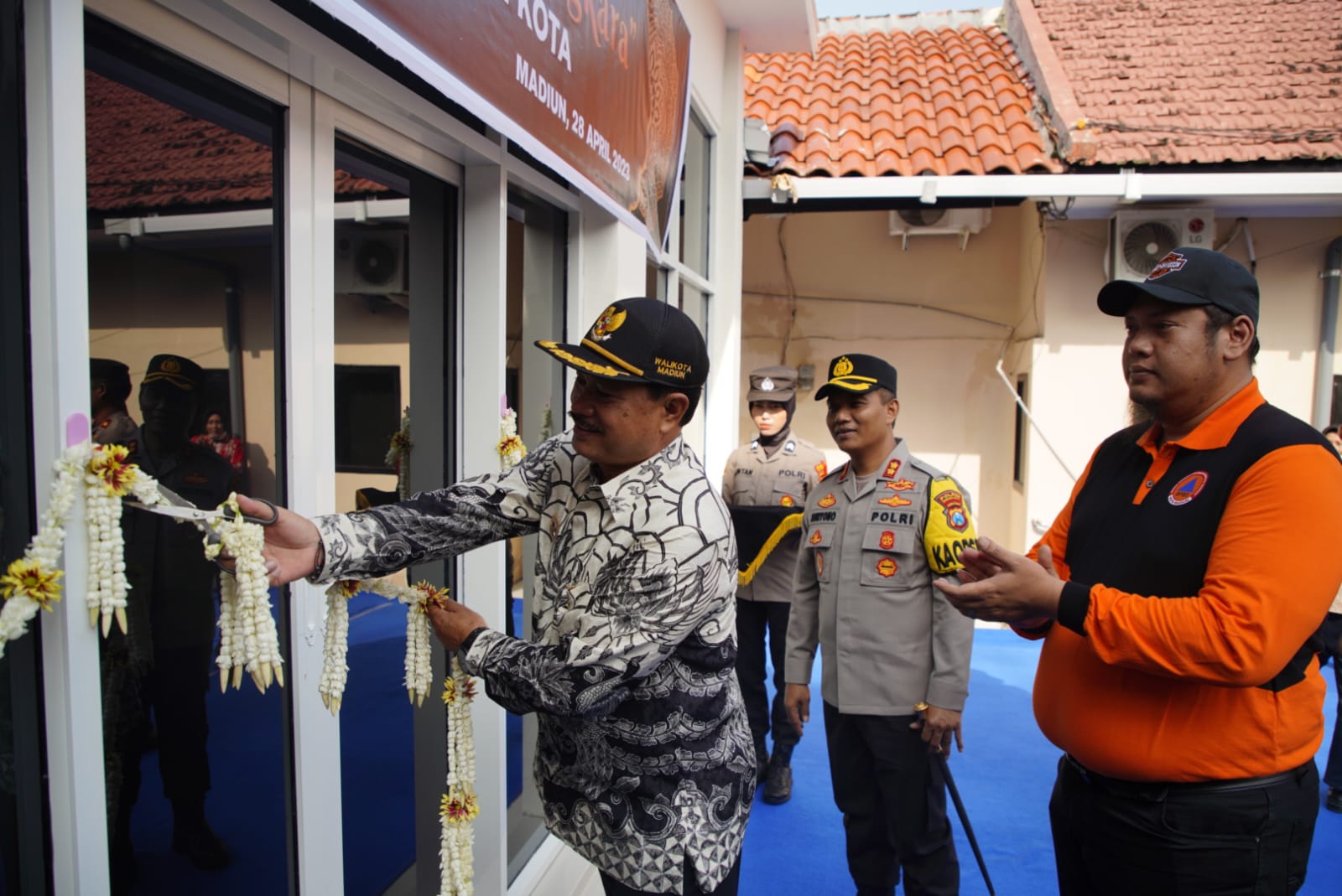 Foto 8 dari 8: Peletakan Batu Pertama Gedung Polres Madiun Kota, Wali Kota Juga Resmikan Musala