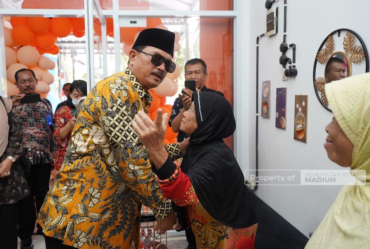 Foto 3 dari 9: Hadiri Grand Opening MJ Optik, Wali Kota Apresiasi Pengusaha Ikut Ramaikan Pelayanan Kesehatan Mata