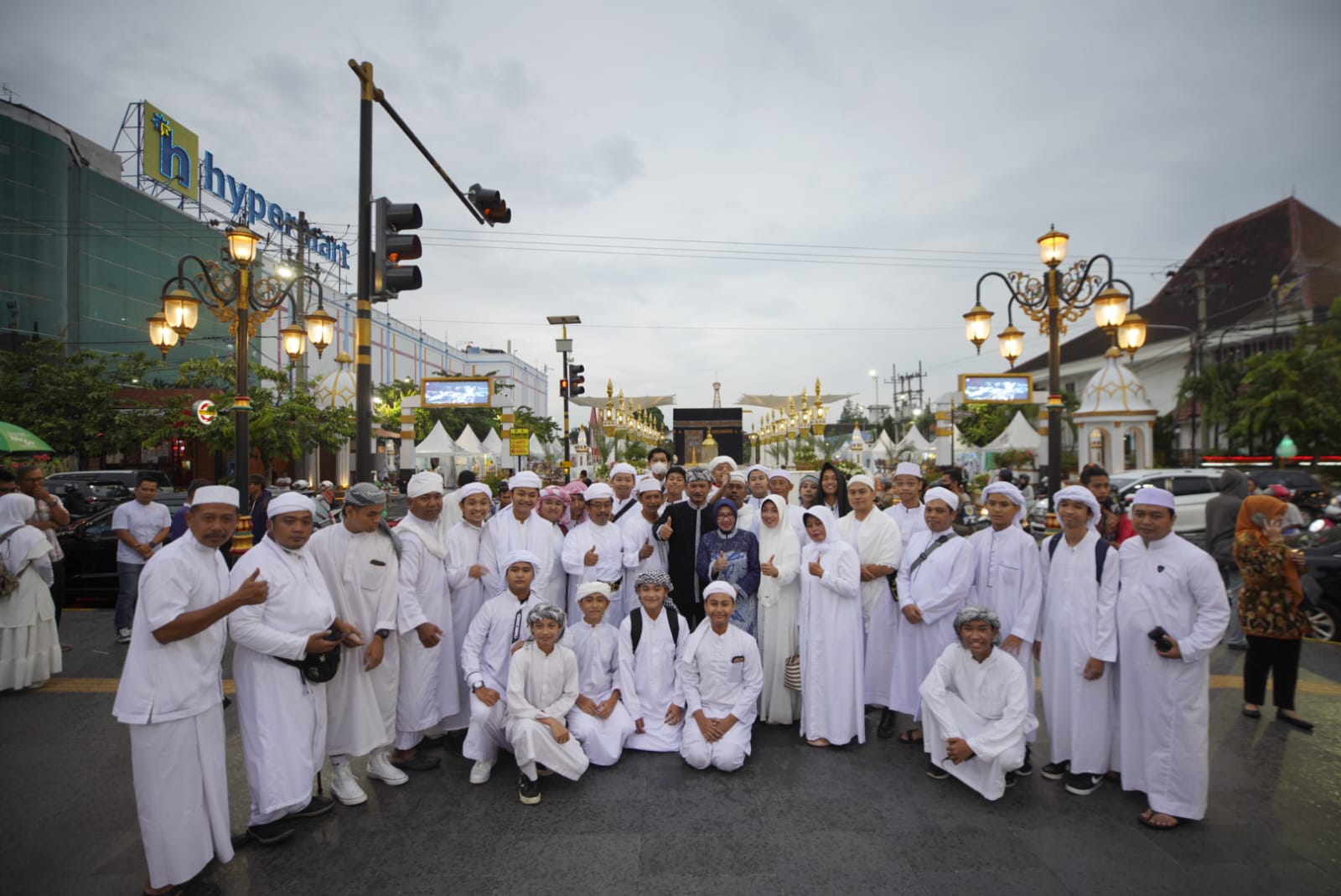 Foto 9 dari 9: Manfaatkan Momen Ramadhan, SMPN 1 Ajak Siswa Berbagi Sesama Bersama Wali Kota