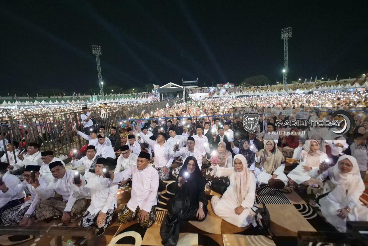 Foto 5 dari 29: Belasan Ribu Jamaah Larut dalam Pengajian Gus Iqdam, Pesan Amanah Menggema di Stadion Wilis