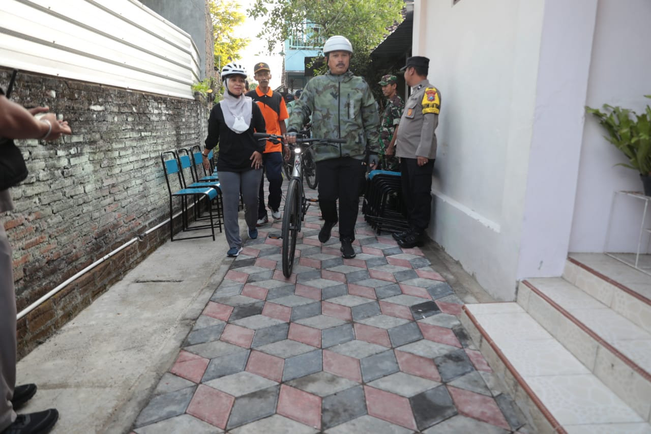 Foto 1 dari 16: Gowes Kecamatan Taman, Wali Kota Cek Pembangunan Hingga Ke Gang Kecil