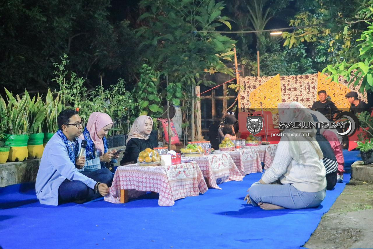 Foto 8 dari 10: Tak Hanya Sambang Warga, Plt Wali Kota Juga Serahkan Bantuan, Tabur Ikan, Membatik, Hingga Memasak saat WBR