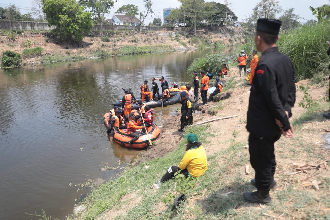 Foto 4 dari 8: Upaya Penyelaman Terkendala Kontur dan Arus Sungai, Pencarian Korban Tenggelam Dilanjutkan Besok Pagi