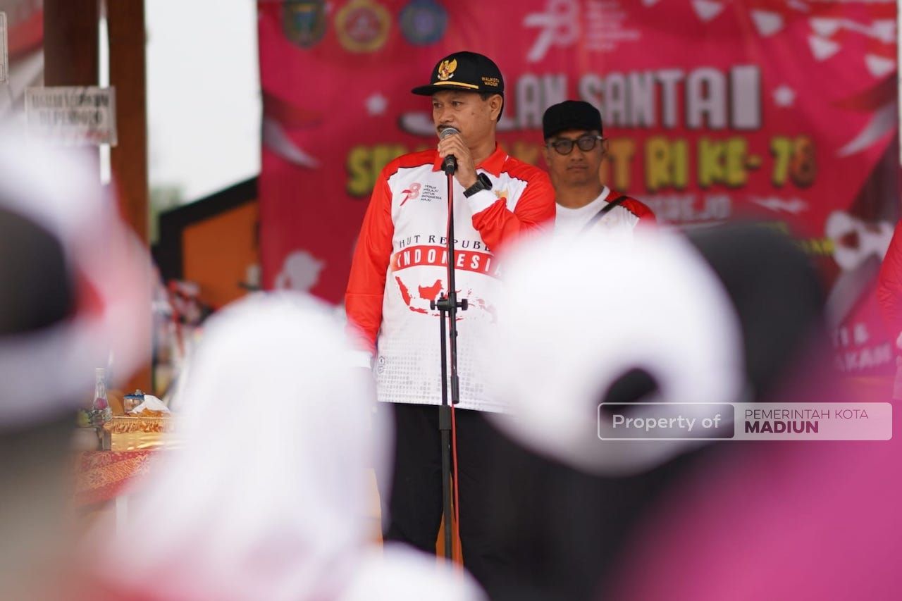 Foto 1 dari 9: Wali Kota Berangkatkan Jalan Sehat Warga