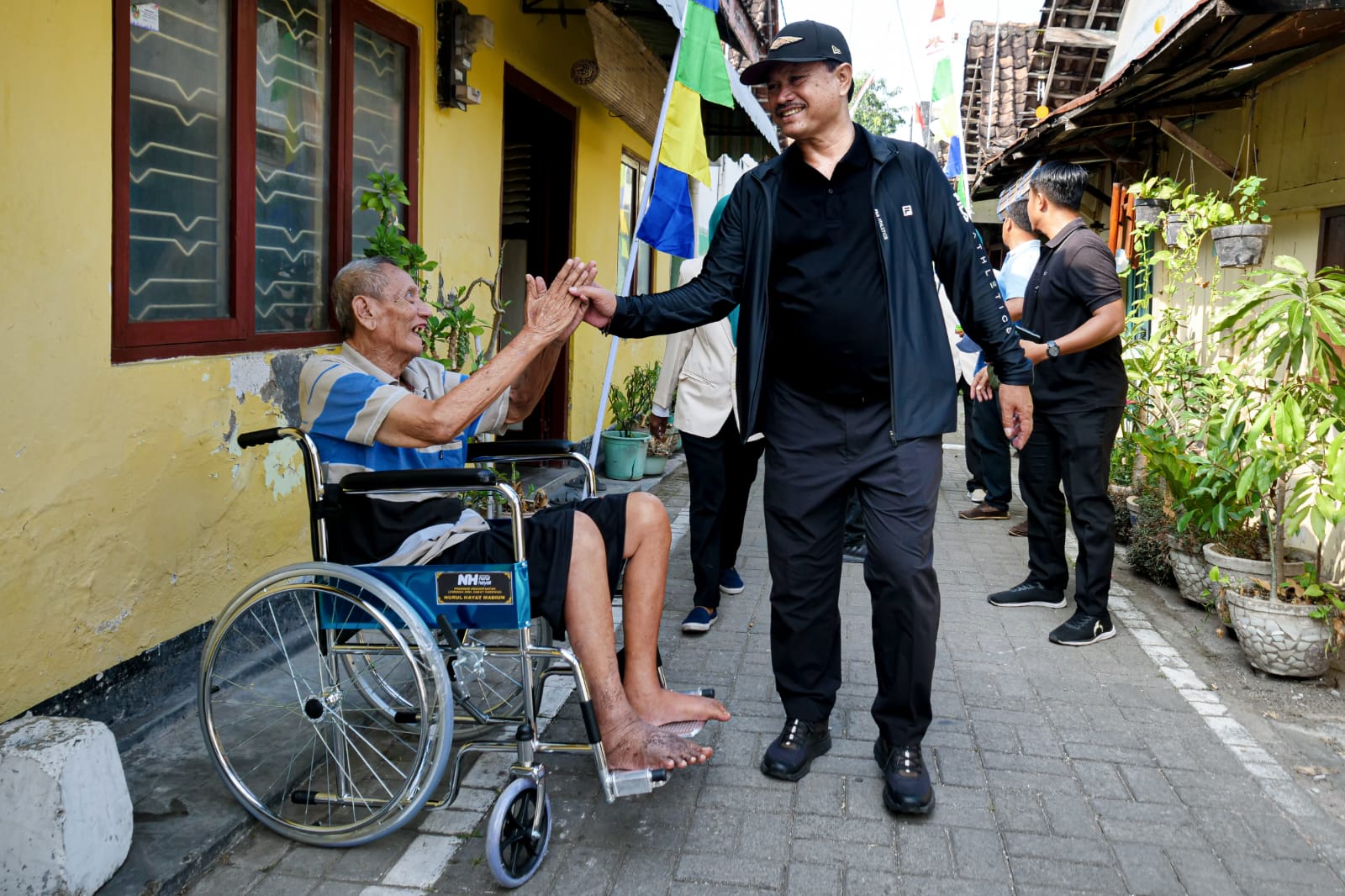 Salurkan Bantuan Bagi Warga Yang Membutuhkan, Wali Kota Ingin Semua Bahagia