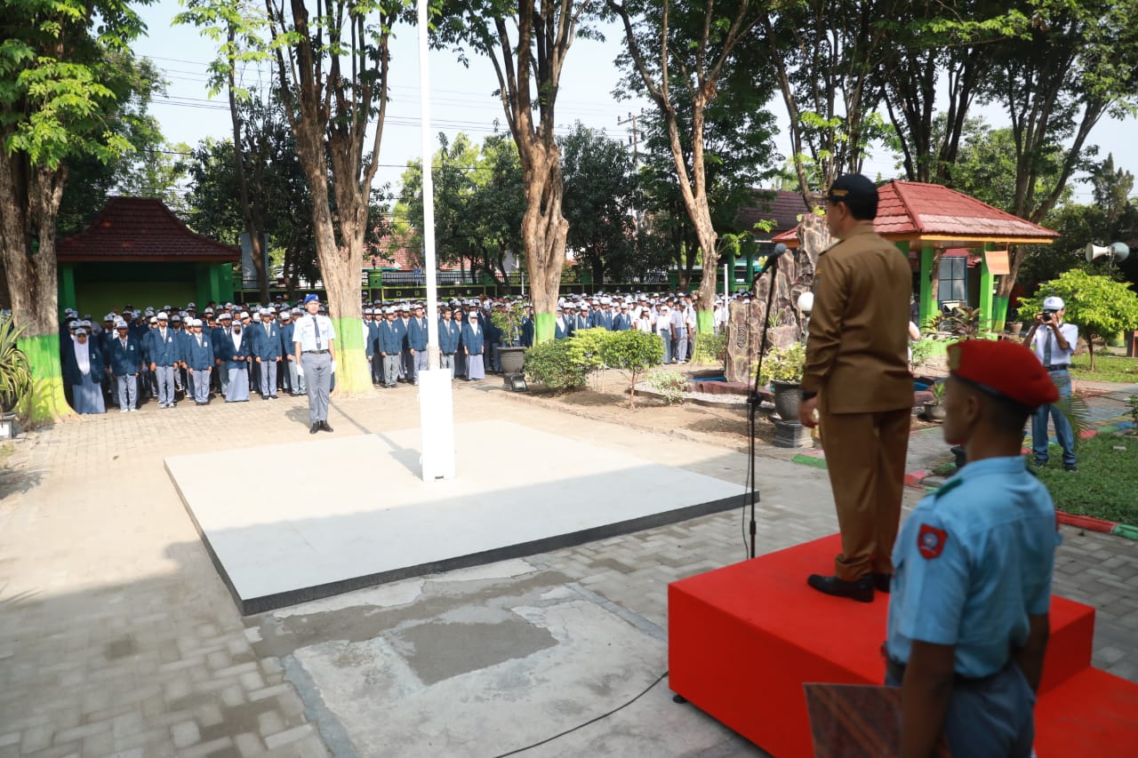 Foto 11 dari 13: Jadi Pembina Upacara Di SMKN 1, Wali Kota Pesan Murid Patuhi Guru Agar Prestasi Terus Melaju