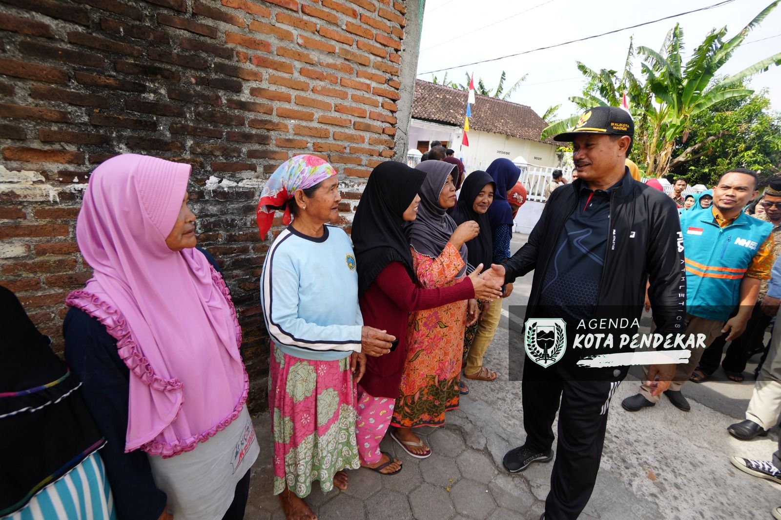 Foto 2 dari 8: Salurkan Bantuan Kursi Roda, Wali Kota Harap Jadi Semangat Warga Yang Membutuhkan