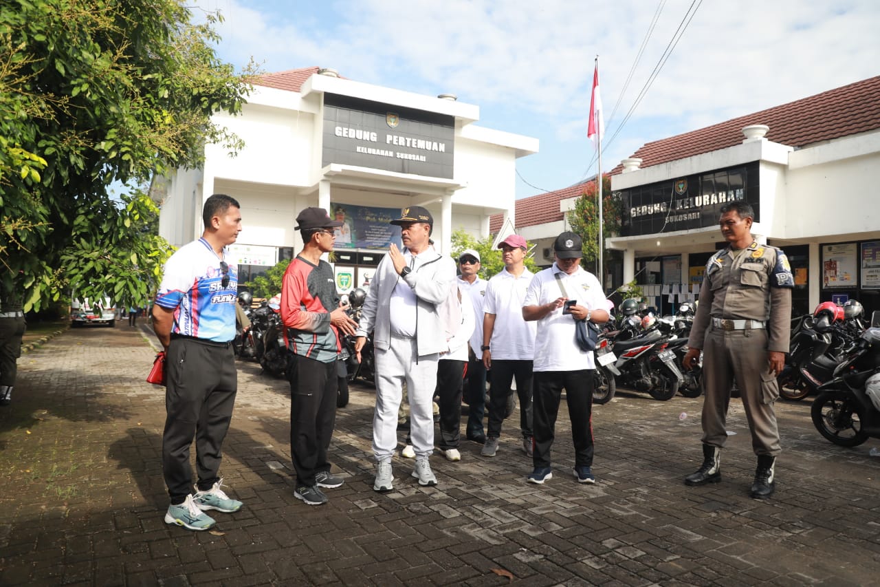 Foto 12 dari 14: Hadiri HUT Sabiya Volley Club, Wali Kota Beri Ucapan Selamat Dan Salurkan Santunan Bagi Warga Membutuhkan