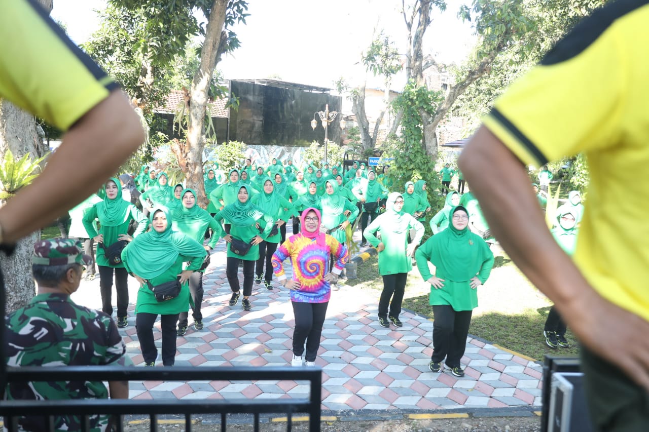 Foto 9 dari 10: Olahraga Di Ngrowo Bening, Pangdam V Brawijaya Terkesan Penataan Ruang Hijau Di Tengah Kota