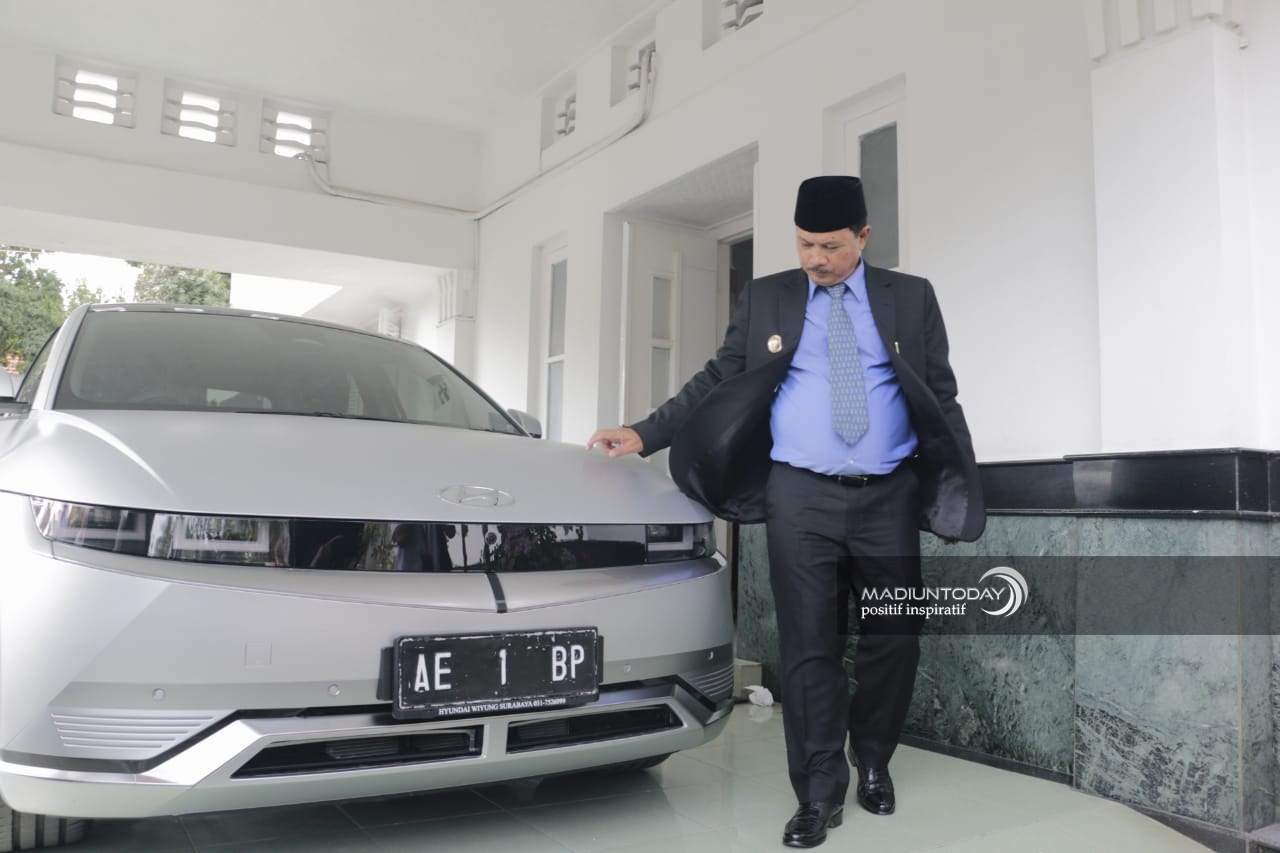 Foto 3 dari 8: Jajal Mobil Dinas Bertenaga Listrik, Wali Kota : Madiun Siap Terapkan Kendaraan Ramah Lingkungan
