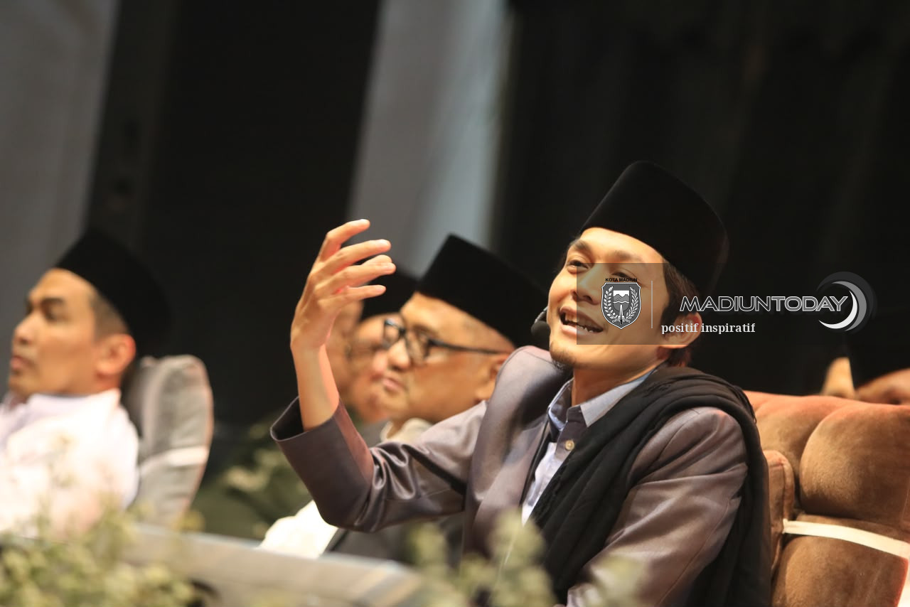 Foto 22 dari 29: Belasan Ribu Jamaah Larut dalam Pengajian Gus Iqdam, Pesan Amanah Menggema di Stadion Wilis