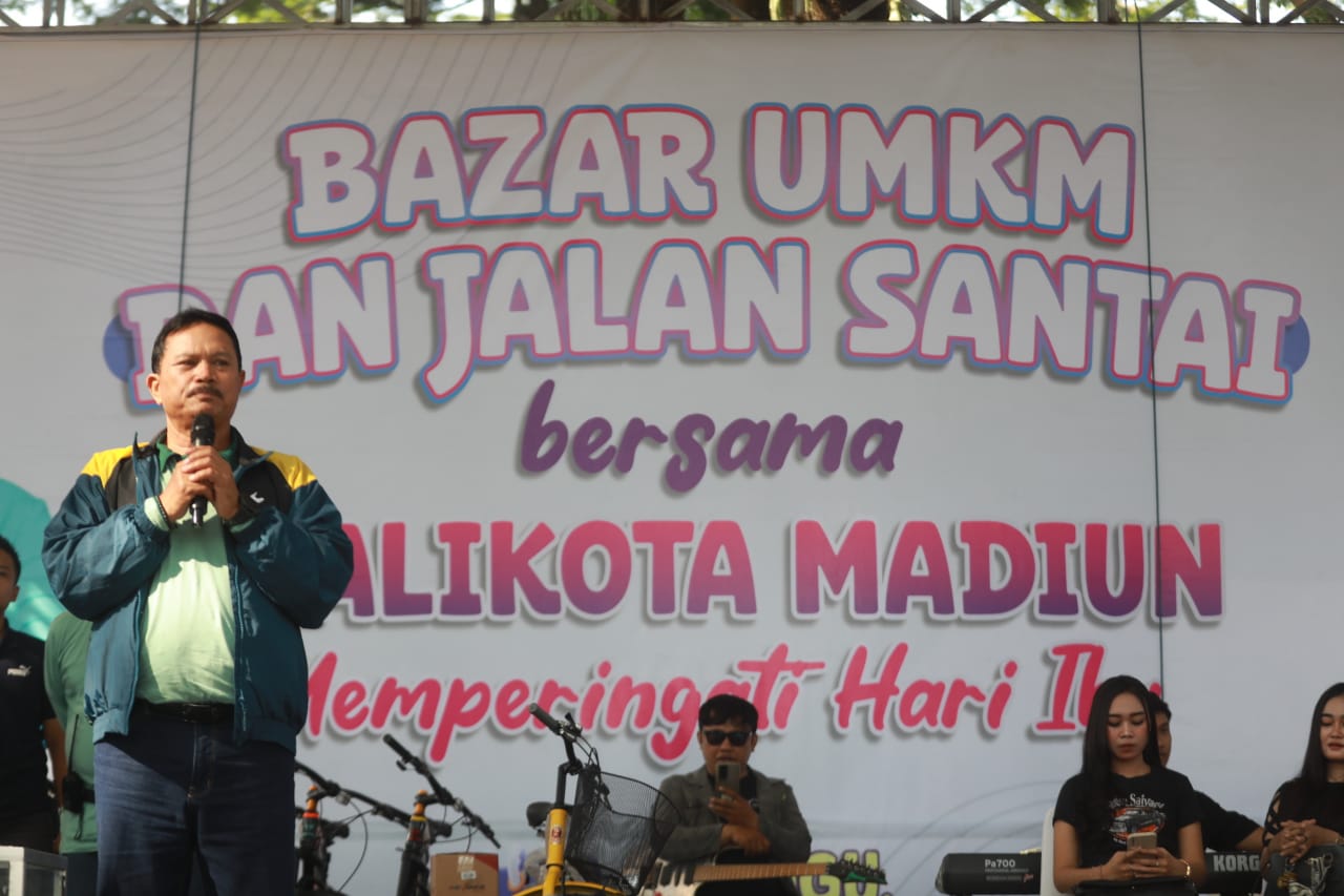 Foto 26 dari 28: Jalan Santai Bersama Warga Taman, Wali Kota : Perayaan Ini Untuk Masyarakat