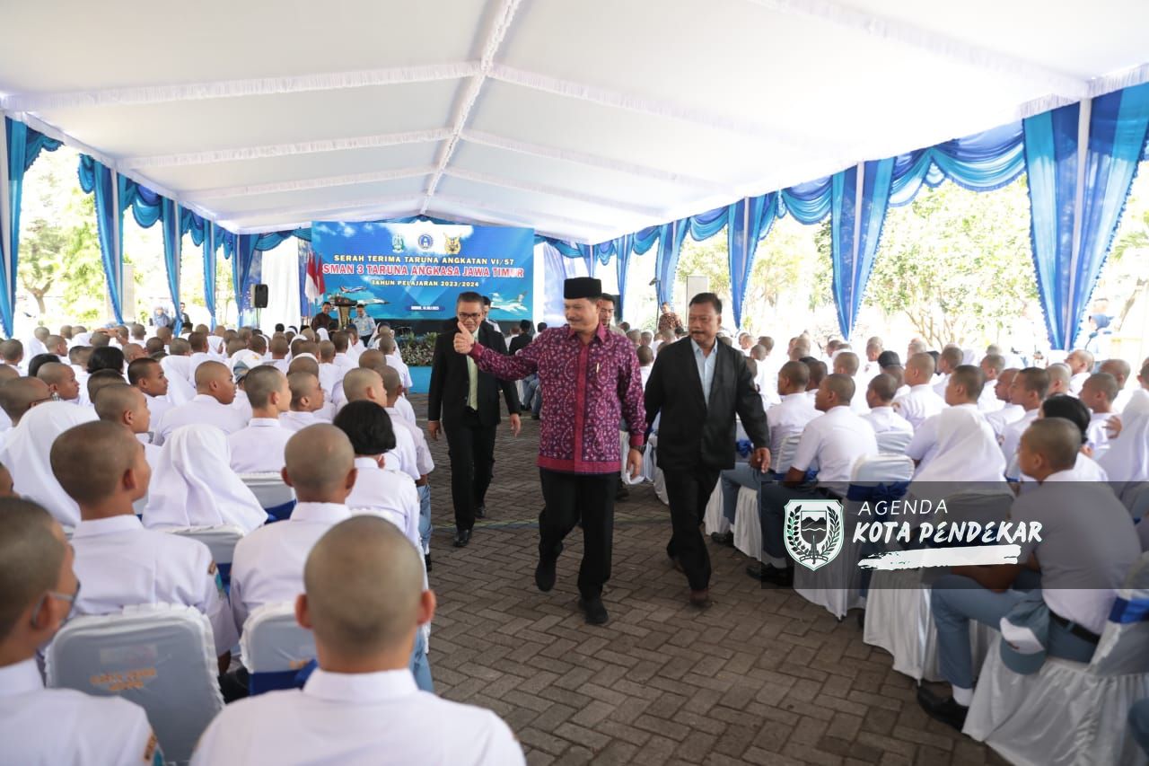 Foto 8 dari 11: Serah Terima Taruna-Taruni SMAN 3 Taruna Angkasa Jawa Timur, Wali Kota Harap Cetak Generasi Unggul