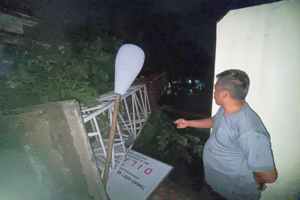 Foto 15 dari 22: Kota Madiun Diterjang Puting Beliung, Petugas Respon Cepat Bersihkan Area Terdampak