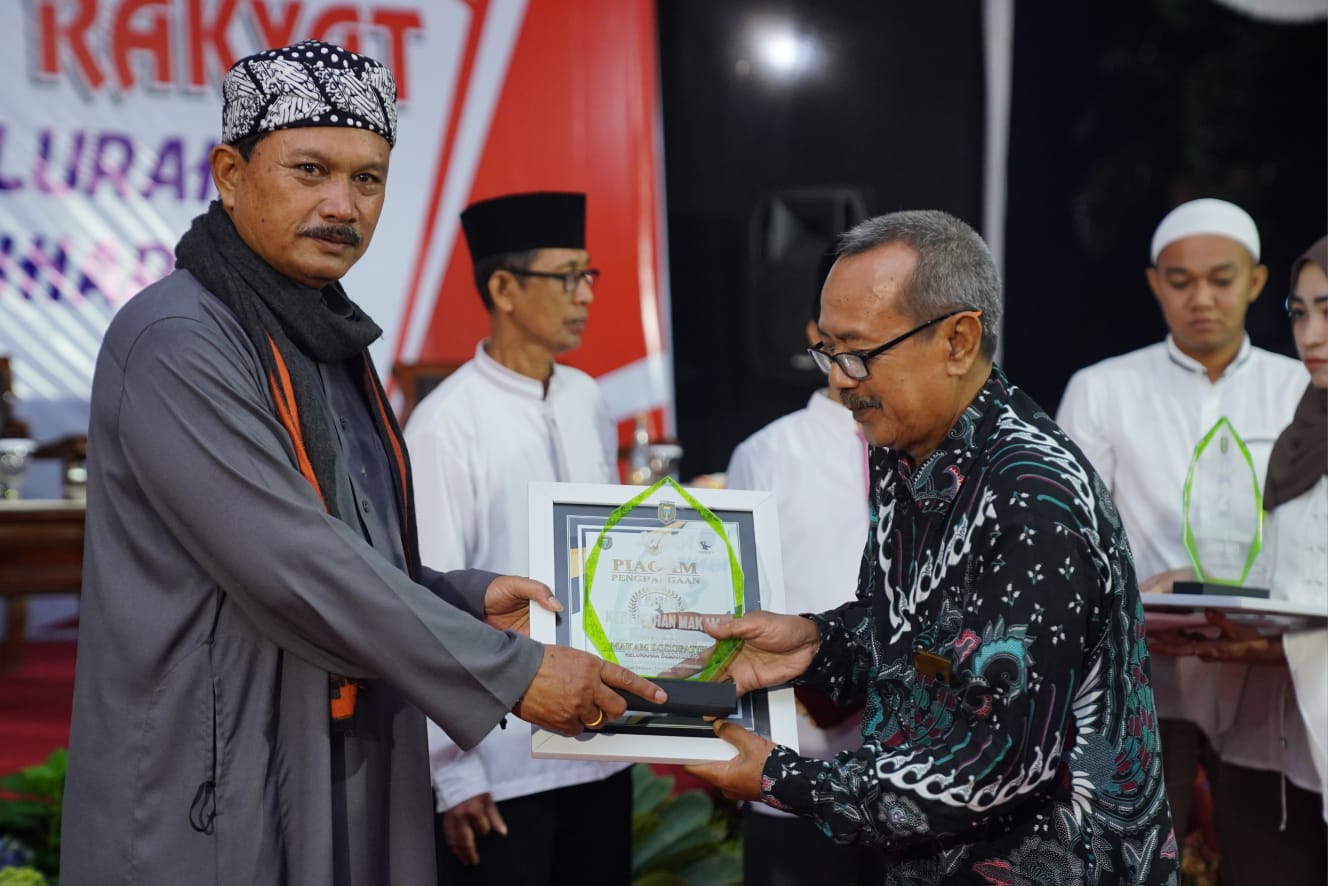 Foto 9 dari 10: WBR di Kecamatan Manguharjo, Wali Kota Sampaikan Informasi Hingga Serahkan Hadiah Lomba Kebersihan Makam