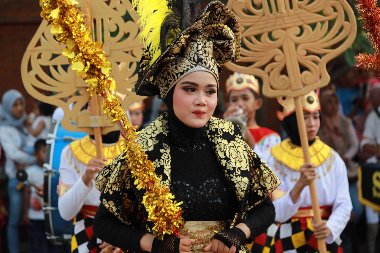 Foto 3 dari 9: Parade Senja SMPN 10 dan PBB Kreasi Kwarcab Pramuka Kota Madiun Banjir Atensi
